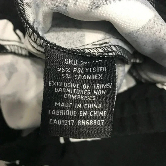 Le Chateau Black and White Floral Capris - Picture 4 of 4